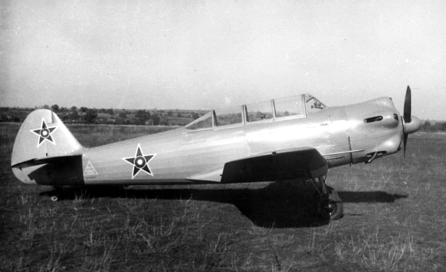 Самолет ЛАЗ-7М (ЗАК-1) на самолетното летище в Ловеч